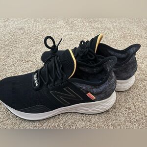 EUC New Balance Navy Freshfoam ROAV Athletic Shoes Size 8